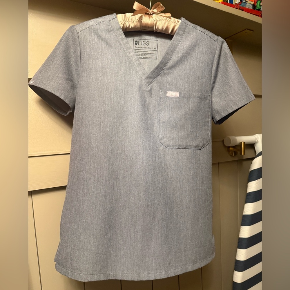 Figs XS scrub top